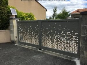 Portail CHARUEL chromé gris ferme installé par Authentique Fenêtres