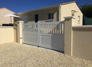 Portail PVC Planiciel sur mesure posé par Authentique Fenêtres sur une maison de quartier résidentiel, à Soyaux (Charente)