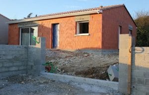 Chantier d'une maison à Soyaux (Charente), où Authentique Fenêtres a installé un portail PVC Planiciel