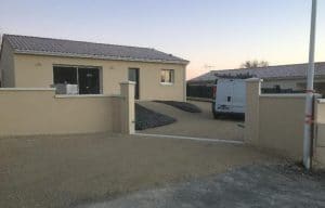 Chantier terminé d'une maison à Soyaux (Charente) sur lequel Authentique Fenêtres a posé un portail Charuel en PVC, fabriqué en France