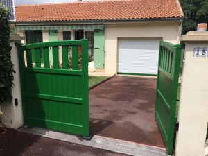 Pose d'un portail alu battant coloris vert (RAL 6005)