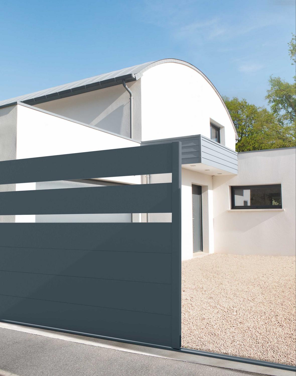 Un portail, une ambiance Charuel : le portail aluminium Elatior, esthétique, résistant et tendance