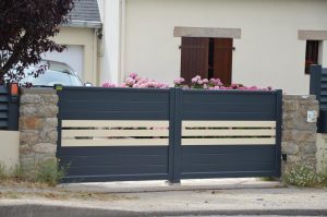 Votre installateur-conseil Charuel Allard Jardin a récemment effectué la pose de ce portail aluminium Barbacenia sur une maison de Batz-sur-Mer, dans le Morbihan.