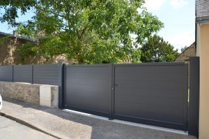 Portail aluminium Galène posé par votre installateur Charuel Allard Jardin à Bains-sur-Oust avec sa clôture assortie