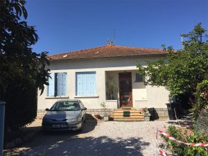 Vue sur la maison sur laquelle Authentique Fenêtre a réalisé un chantier avec une pose d'un portail aluminium Country à Soyaux