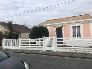 Pose d'un portail battant motorisé et d'un portillon assorti, coloris blanc, 3 lisses PVC