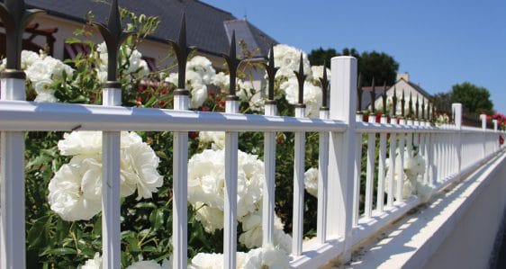 Pose d'une clôture en aluminium, modèle traditionnel