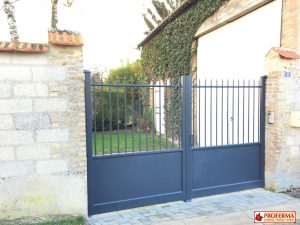 Portail CHARUEL battant en alu modèle souverain forme droite coloris gris anthracite RAL7016 personnalisable de PROFERMA