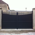 portail-battant-aluminium-ouverture-manuelle-modele-fresque-coloris-gris-anthracite-ral7016