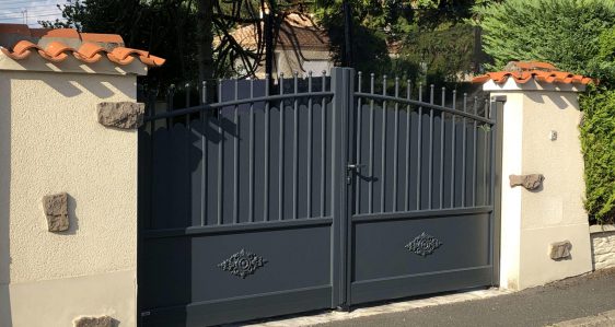 Portail traditionnel en Aluminium gris anthracite posé en Charente