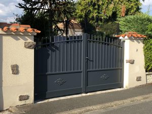 Portail traditionnel en Aluminium gris anthracite posé en Charente