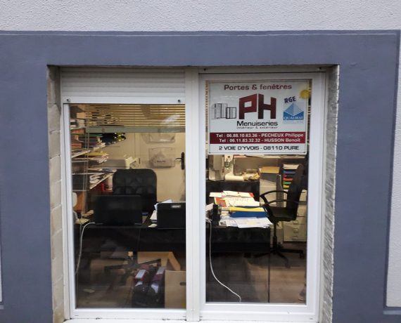 Façade du bureau PH Menuiserie installateur de portails et clôtures Charuel dans les Ardennes