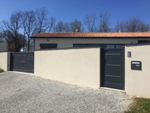 Ensemble de menuiseries assortis aluminium gris anthracite à Voulgezac