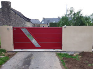 Pose d'un portail alu coulissant sur mesure Bellando coloris rouge avec motorisation