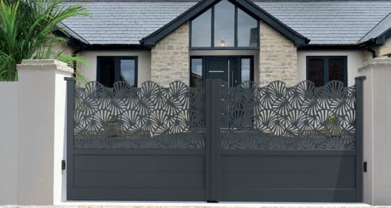 Portail contemporain en aluminium, modèle Chélidoine, coloris Gris 7016 Structuré et avec une tôle motif Papyrus de 4 mm (petits jours)